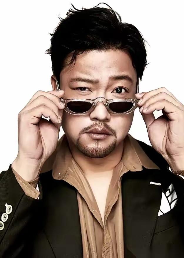 这件事情最有意思的是到现在估计也不知道是谁偷拍并发到网上，作为艺人贾冰太大意，也