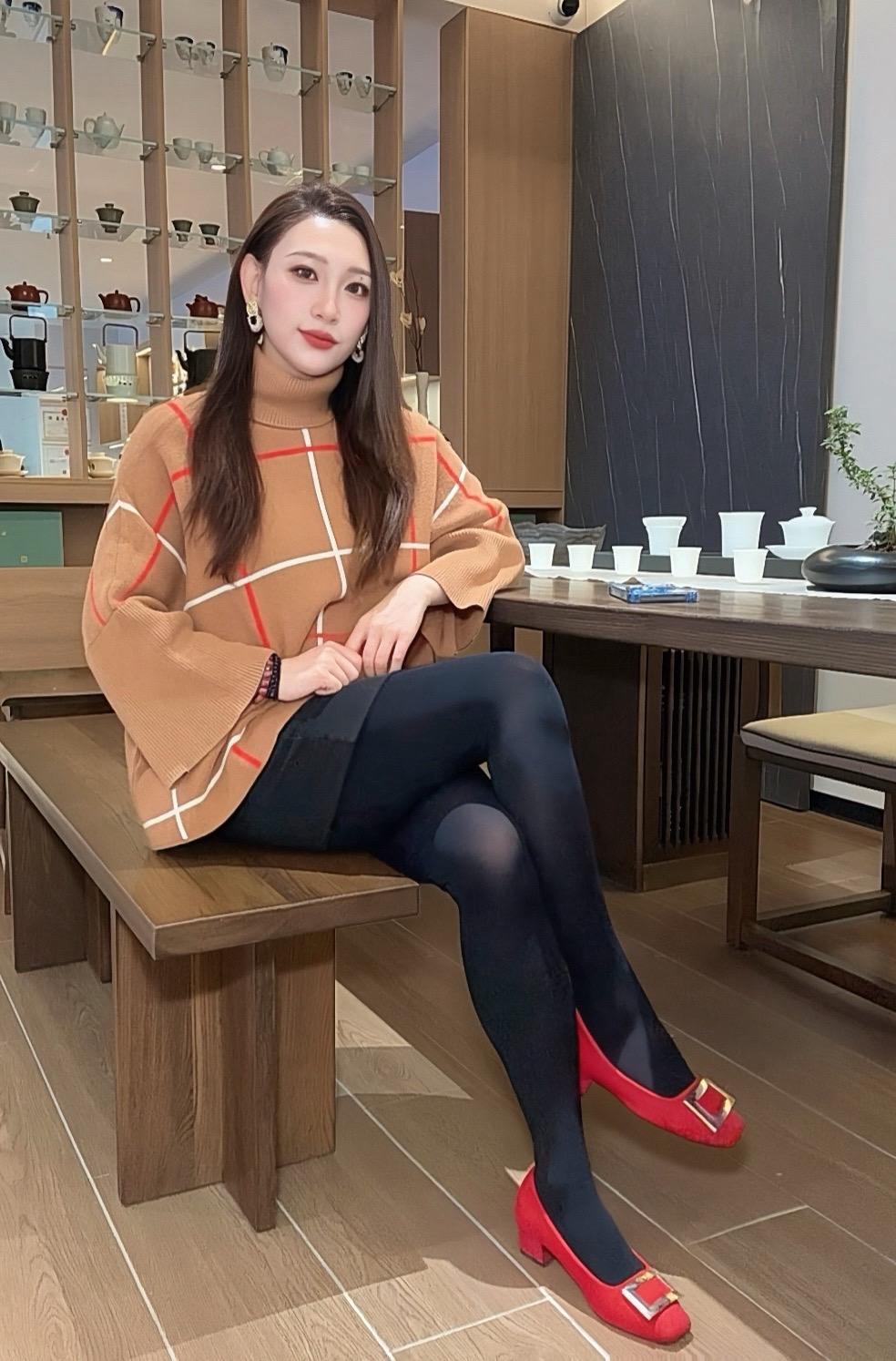 黑是保护色，红是心跳声！孤寂的热烈。那些让你哭的人和事儿，总有一天你会...