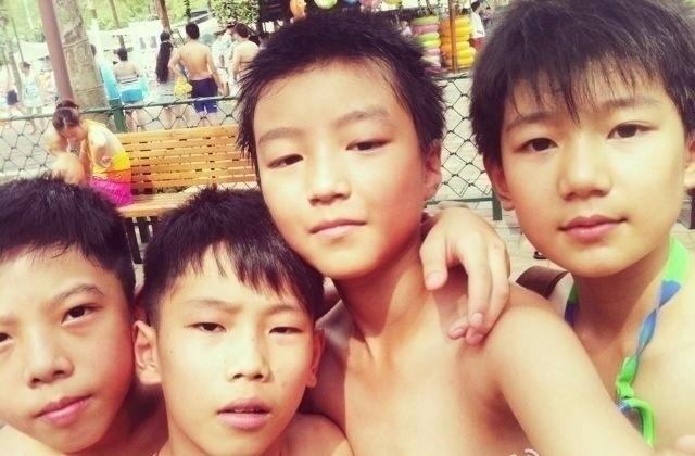 考古挖到TF家族未出道时期的水上乐园合照，全员素颜无滤镜，青涩感直接溢出屏幕。