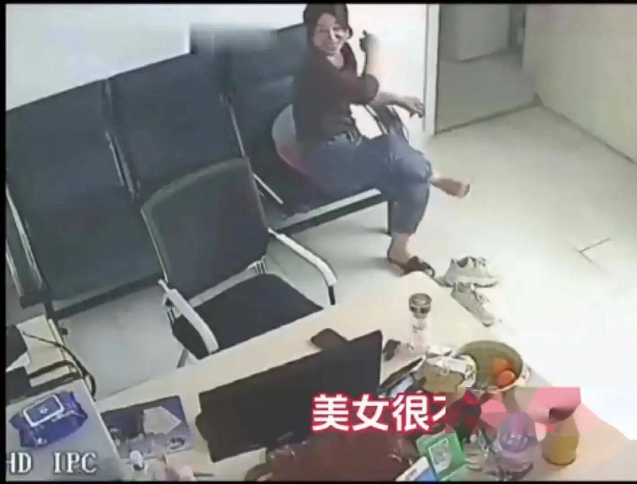 女职员深夜下班回家，男老板留下女职员“加班”，辣眼视频疯传！

近日，一段监控视