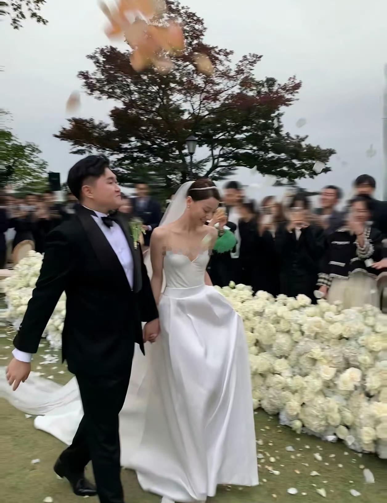 网传张百乔小雪离婚！曾经羡煞众人的夫妻，熬过苦日子补办婚礼，如今却许久不同框，七