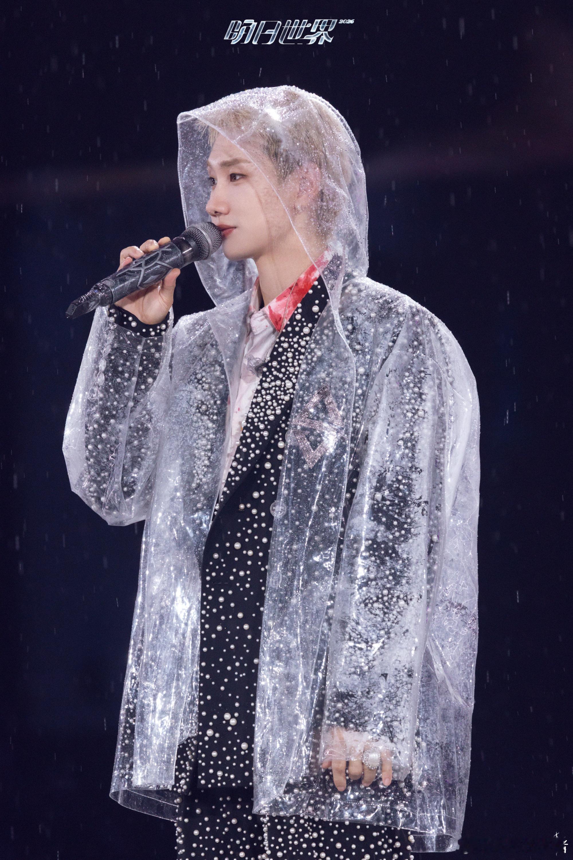 汪苏泷胸口有纹身 谁能料到乖乖曲风形象下藏着这么有氛围感的纹身细节，打破大众固有