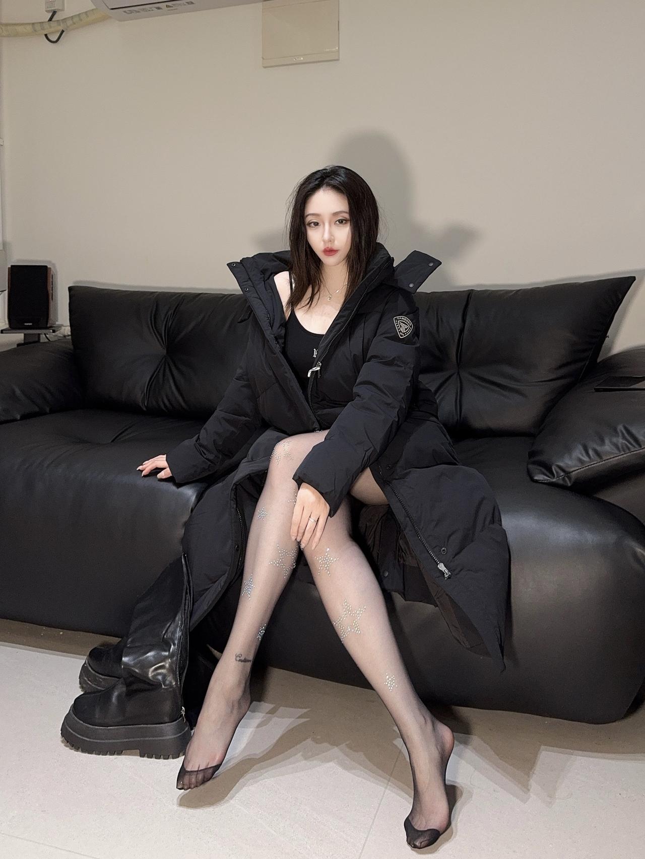 羽绒服穿搭 黑色羽绒服 冬季穿搭 感觉至上 黑色系穿搭