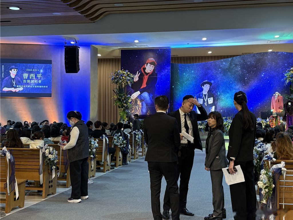 曹西平追思会小S送曹西平花篮 据台媒，27日，曹西平追思会在台北市举办，多位艺人