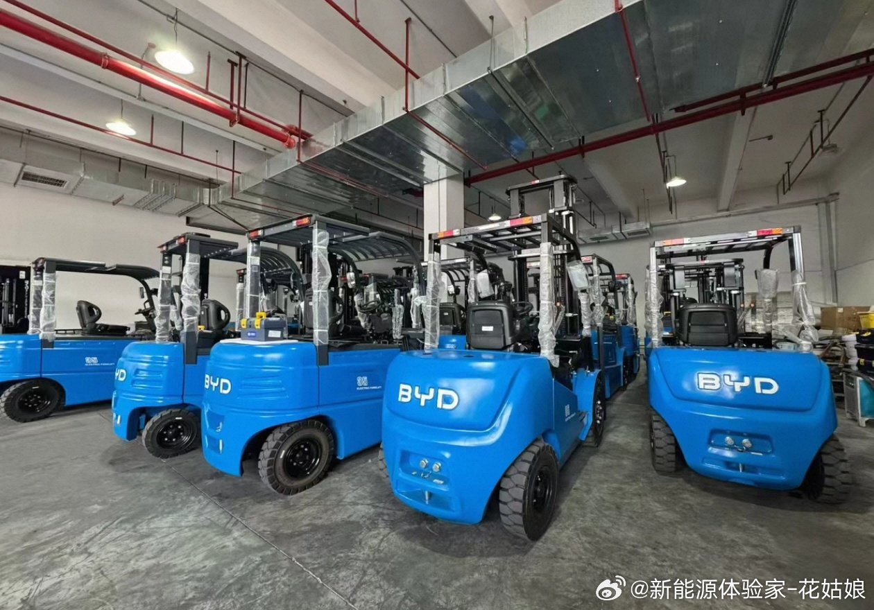 和比亚迪合作的某大压铸厂终于告别叉车续航焦虑以前都是买电池组成换电模式保证叉车2