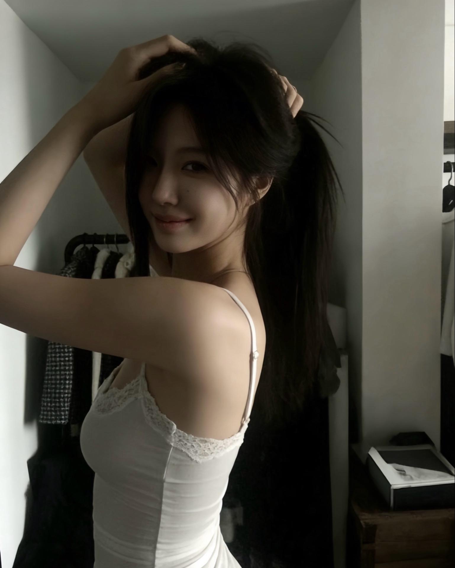 ‘’哪有那么多意难平，你穿黑丝试试，再远的路 都有人去接你‘’