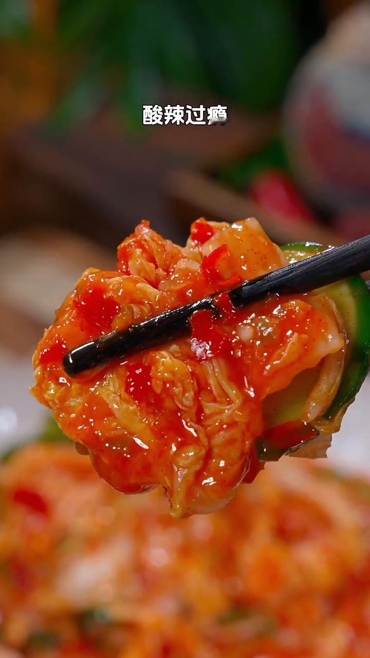 腌辣白菜。
你敢相信吗？在萝卜里面放一个大白菜，这样腌制的朝鲜族辣白菜清脆爽口，