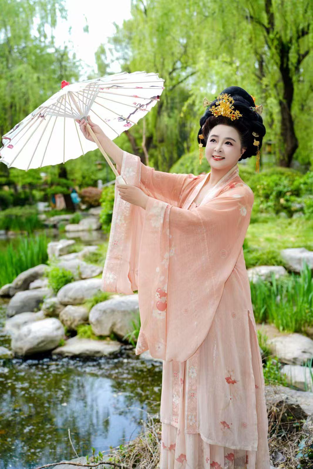 杨贵妃的身高1.62米，体重137斤。我身高1.57米，体重140斤。如果我生在