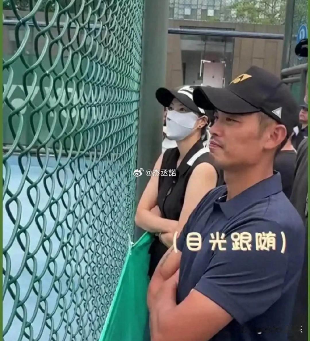 真心不理解，
作为闻名世界的羽毛球运动员的林丹，
为啥不让他儿子打羽毛球?

刷