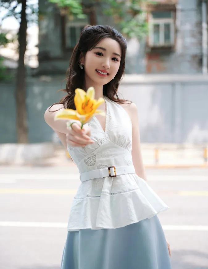 毛晓彤蓝白穿搭温柔到骨子里！
蕾丝挂脖收腰上衣搭配浅蓝缎面长裙，清爽显白、拉高身