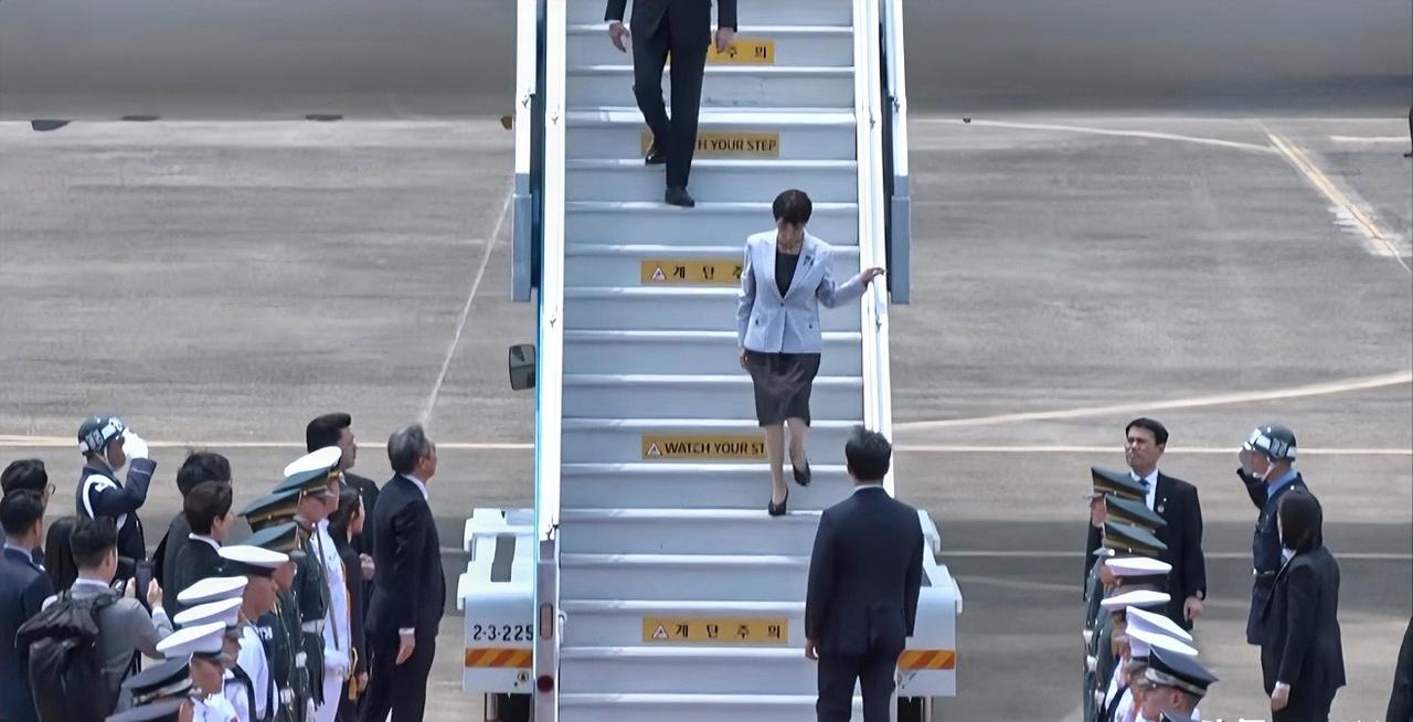 没仪式，日本失望

当地时间5月19日，日本首相高市早苗飞抵韩国大邱国际机场。本