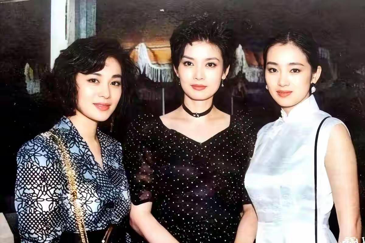潘虹年轻时的气质很绝，
跟巩俐同框能更胜一筹，
张艾嘉也不遑多让，
真真神仙打架