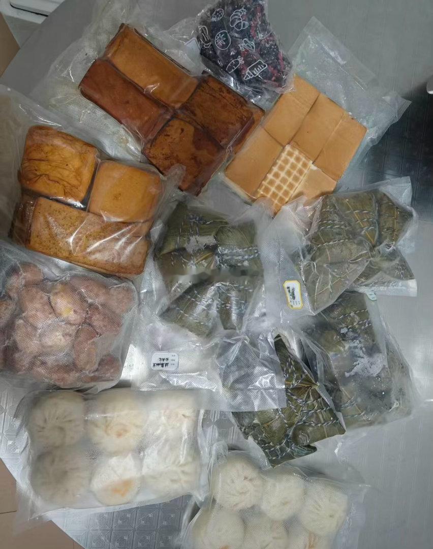 明天就是端午节了，丈母娘寄了一堆东西过来，粽子，香干，汤包…….