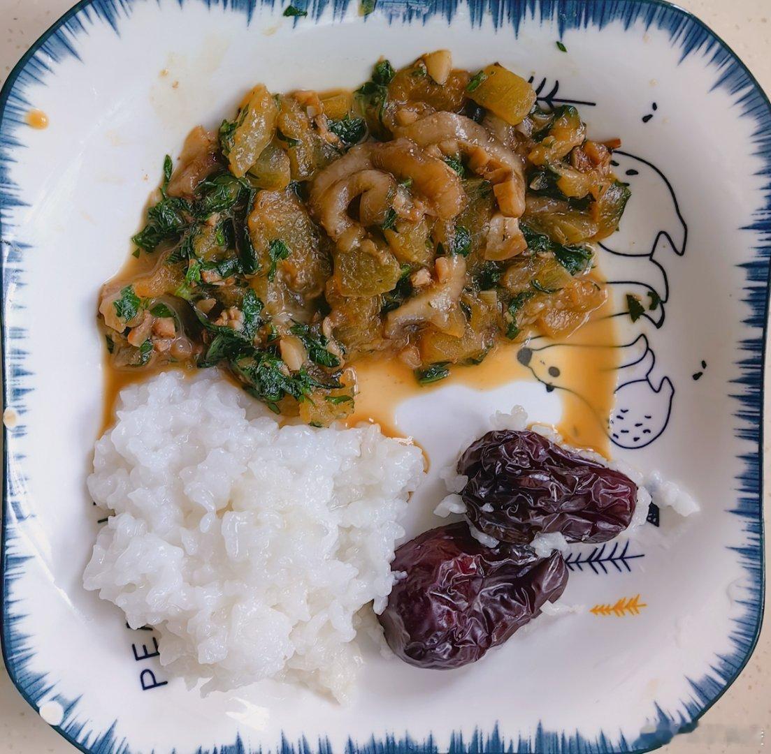 老妈的午餐：软米饭，蒸大枣（会给她剥掉枣皮），肉沫海参烧冬瓜茼蒿心，今天饭菜剩的