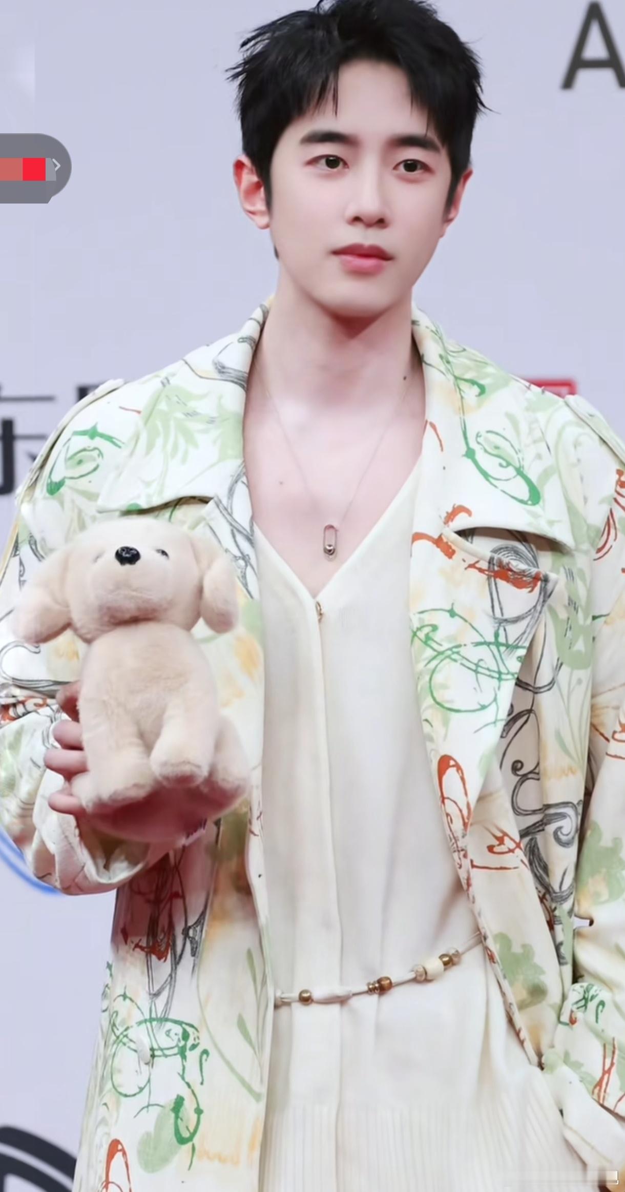 王弘毅没领奖其实不止王弘毅一个没有奖，古子成、黄俊捷、梁靖康都没有，还以为每年只