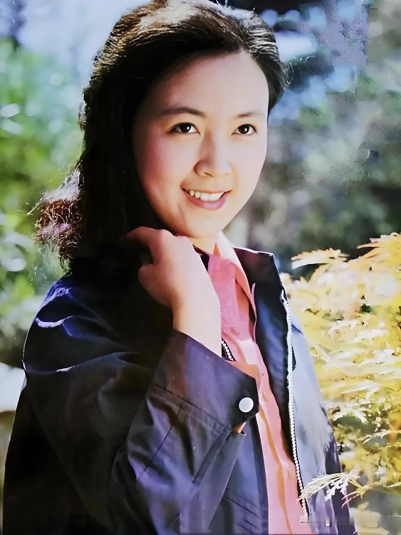 赵静温婉端庄，以《笔中情》惊艳时光。她不惧岁月，从容优雅，尽显东方女性独有的古典