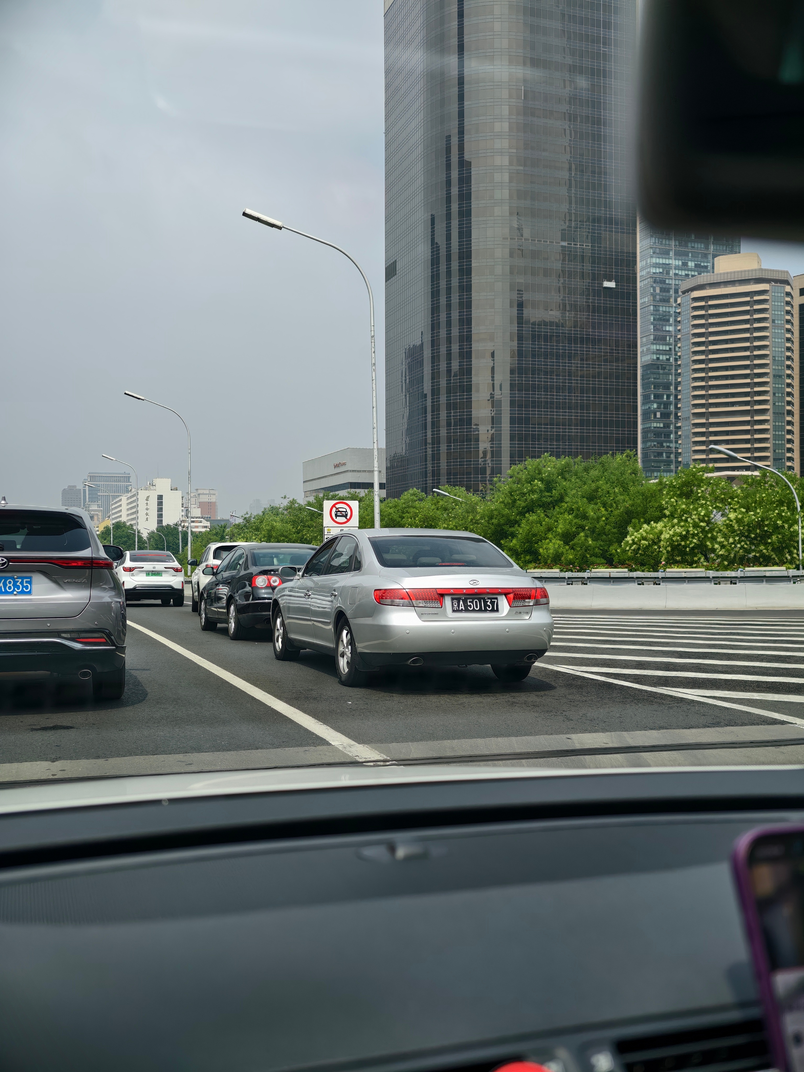 光看这个车，和国贸这个背景，恍惚回到了 20 年前老旧燃油车  ​​​