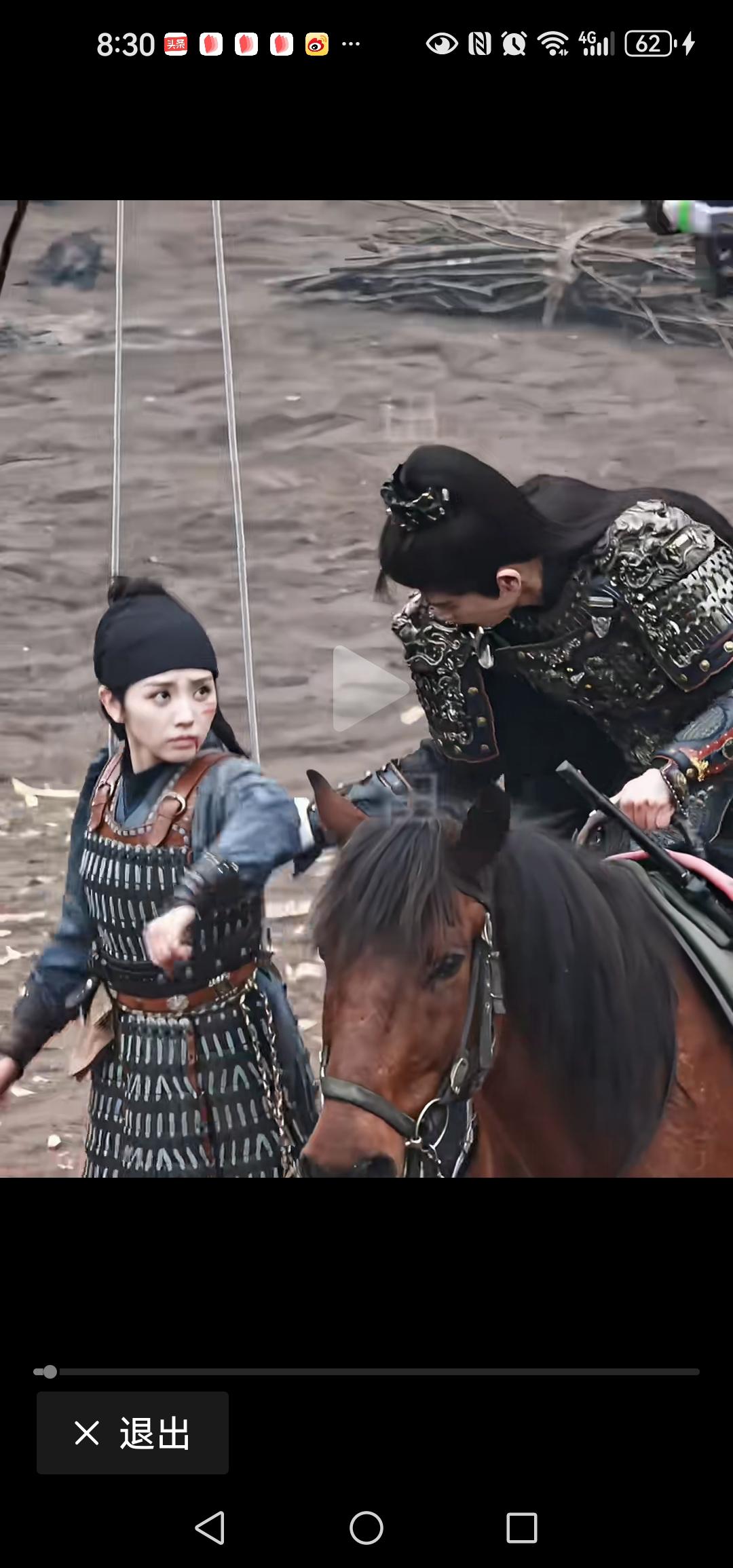 两条钢绳直直吊着，身体直直的僵硬着，将军手抓女主手肘，能拽上马？