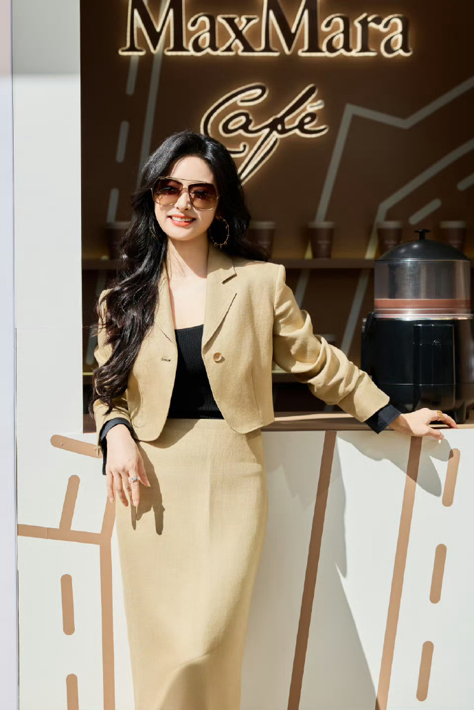 沈月喊村里小朋友去客栈吃烤肠 沈月烤好了烤肠，转头就去喊村里的小朋友来客栈一起吃