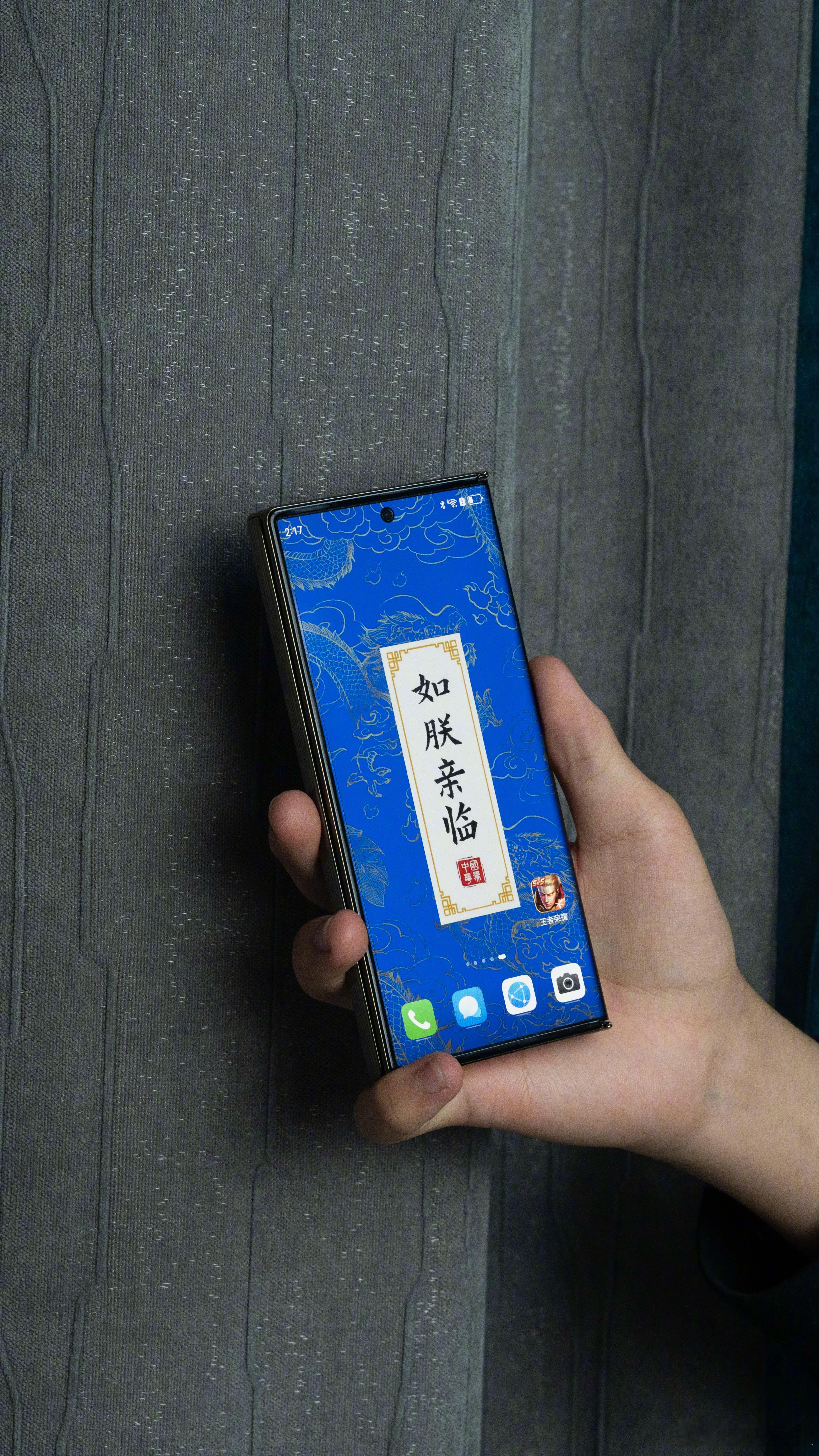 #三折叠怎么折都很妙# 每次打开华为三折叠都像是在看奏折有没有？还有爱好音乐的小