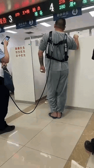 刚抓进拘留所的，服刑的有镣铐囚衣去专门医院到处是铁栏杆[握手]