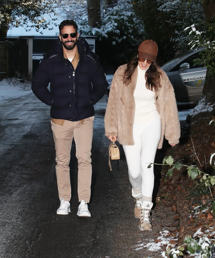 太阳报SL阿莫林和妻子玛丽亚离开曼彻斯特时，给他们孩子的老师和同学留下了临别礼物