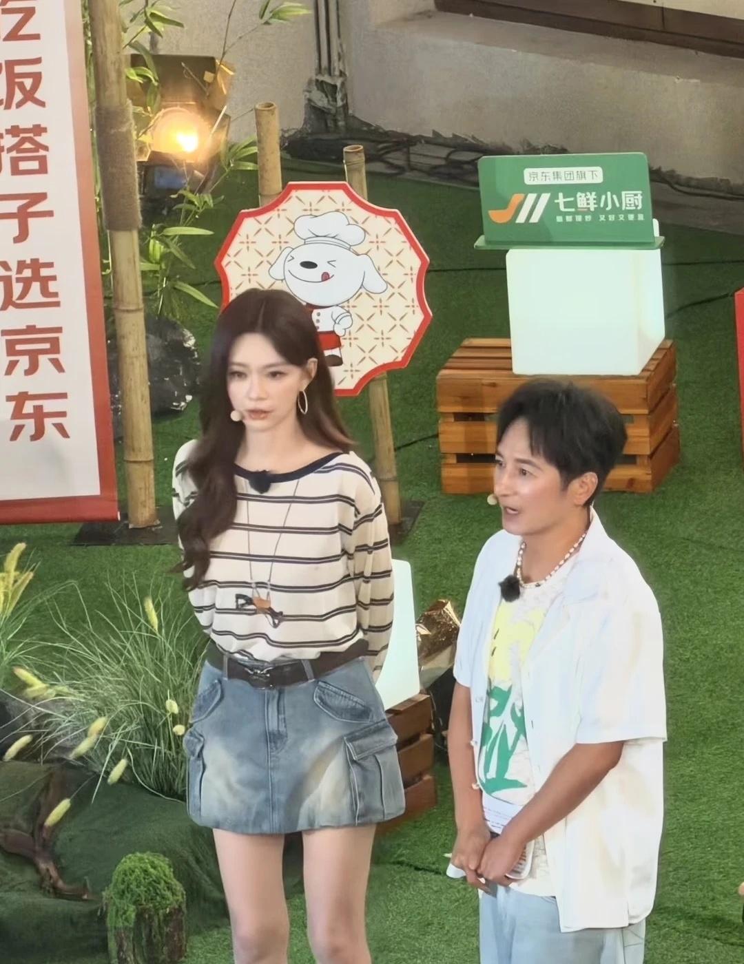 这火锅店好啊 还能遇到明星
吃吃走川火锅饭店隔壁桌就是李维嘉沈梦辰
好像是在录什