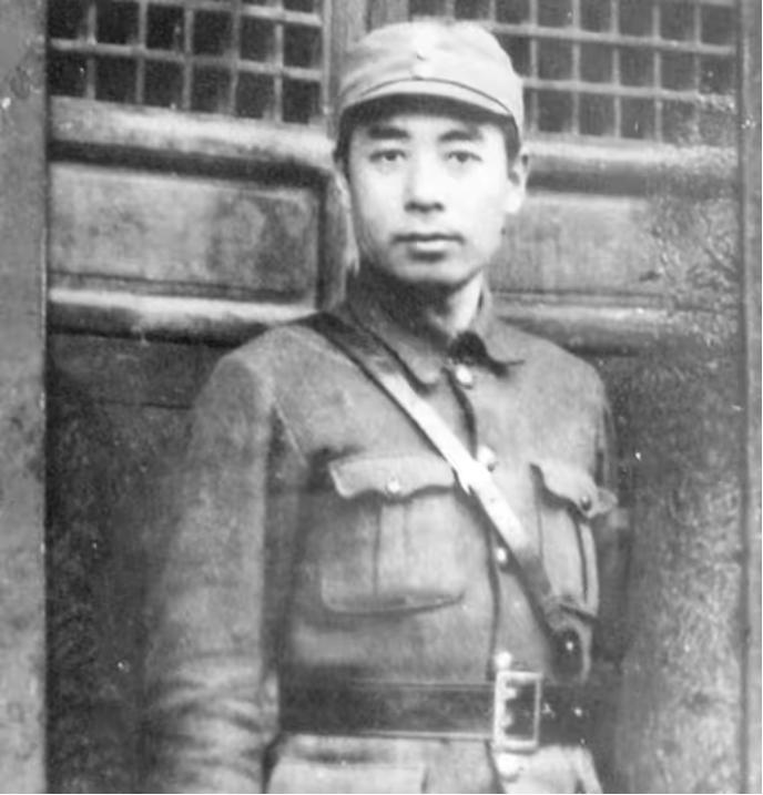 1927年，周恩来被捕，没想到审讯他的竟是自己的学生鲍靖中，他悄悄说道：“周老师