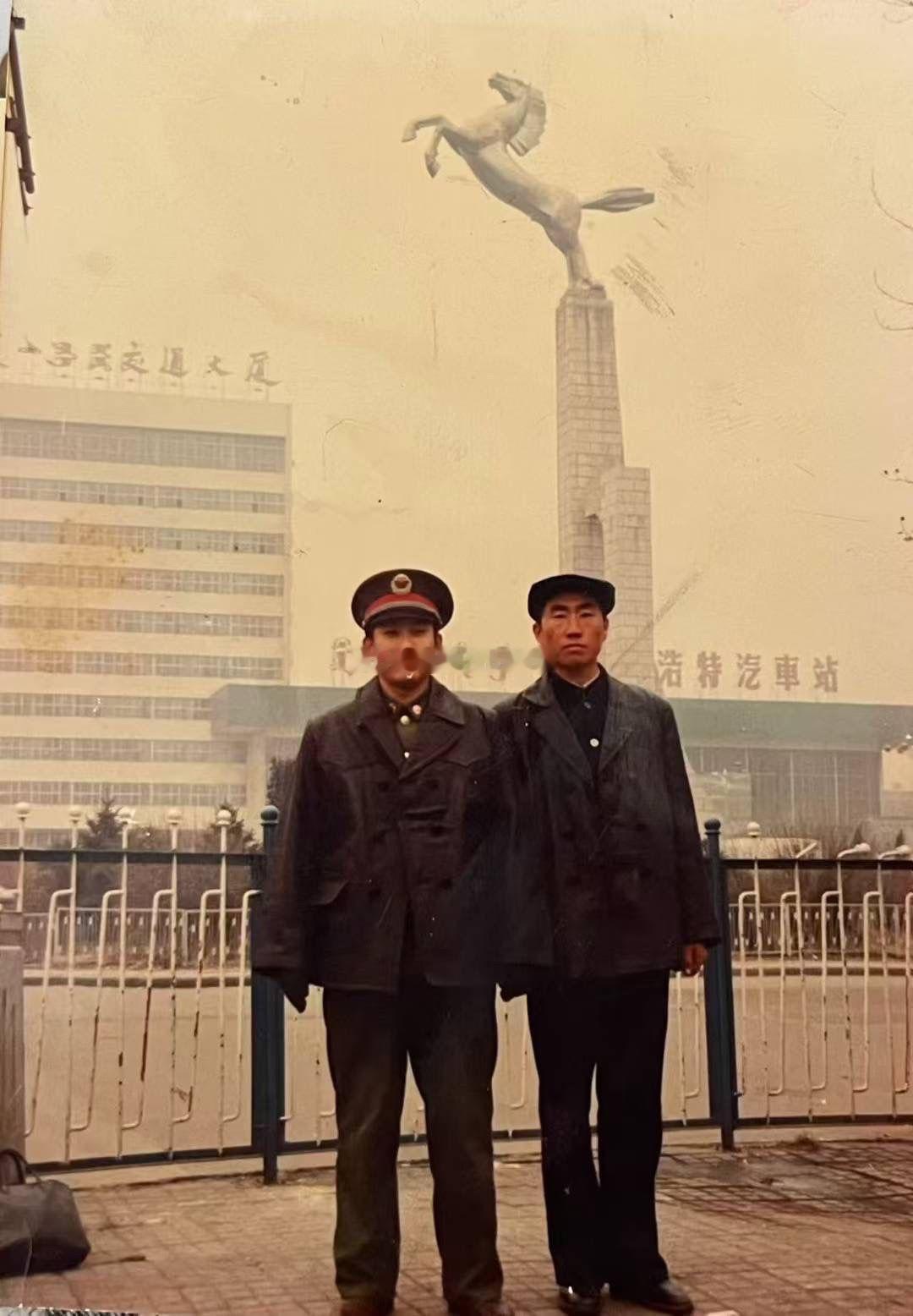 小时候趴在爸爸肩头，那份踏实感是这辈子都忘不掉的——他的肩膀不宽，却像座稳稳的山