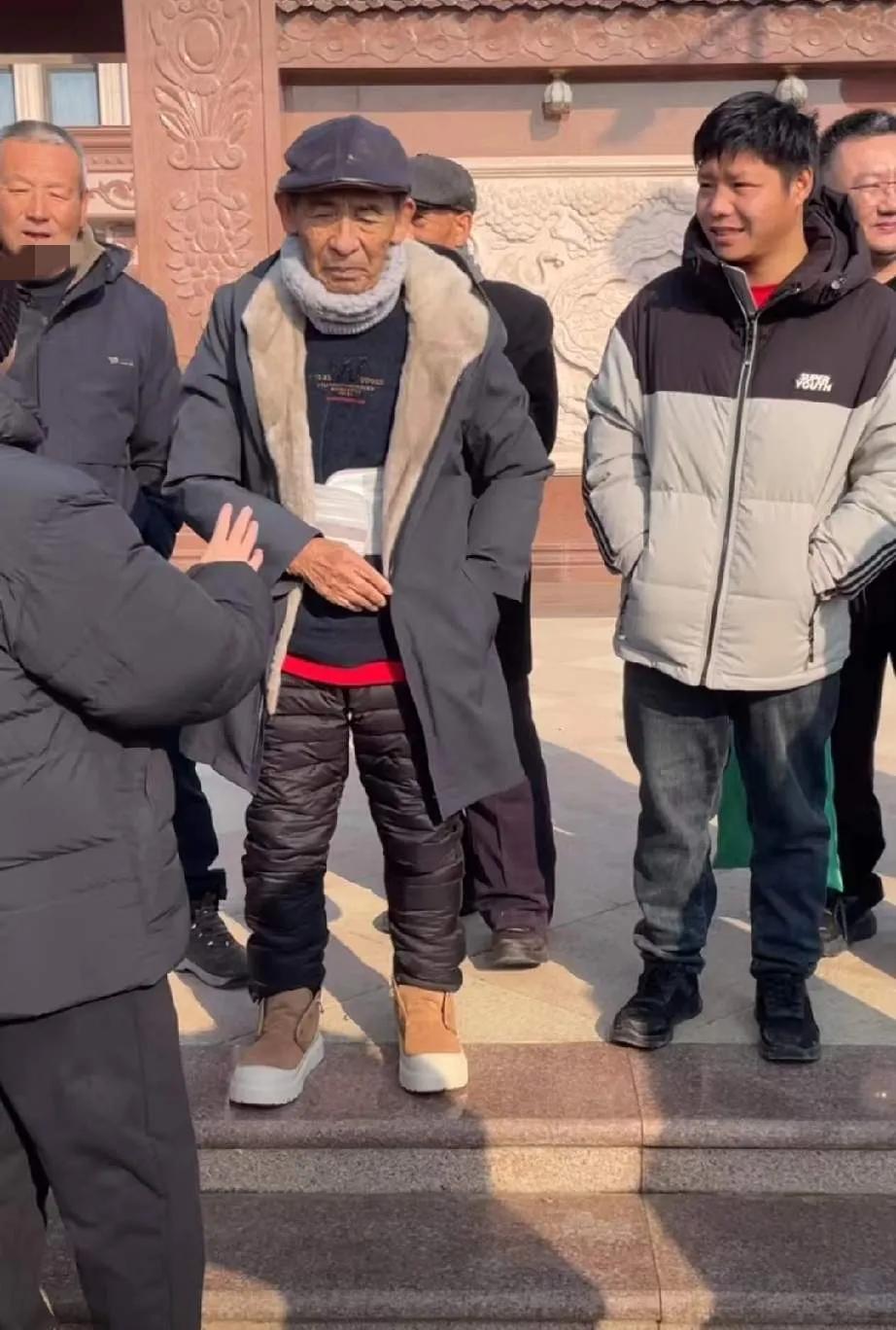 刘强东爸爸也回光明村了，老爷子被儿媳妇章泽天打扮的好时髦啊！和去年相比简直判若两