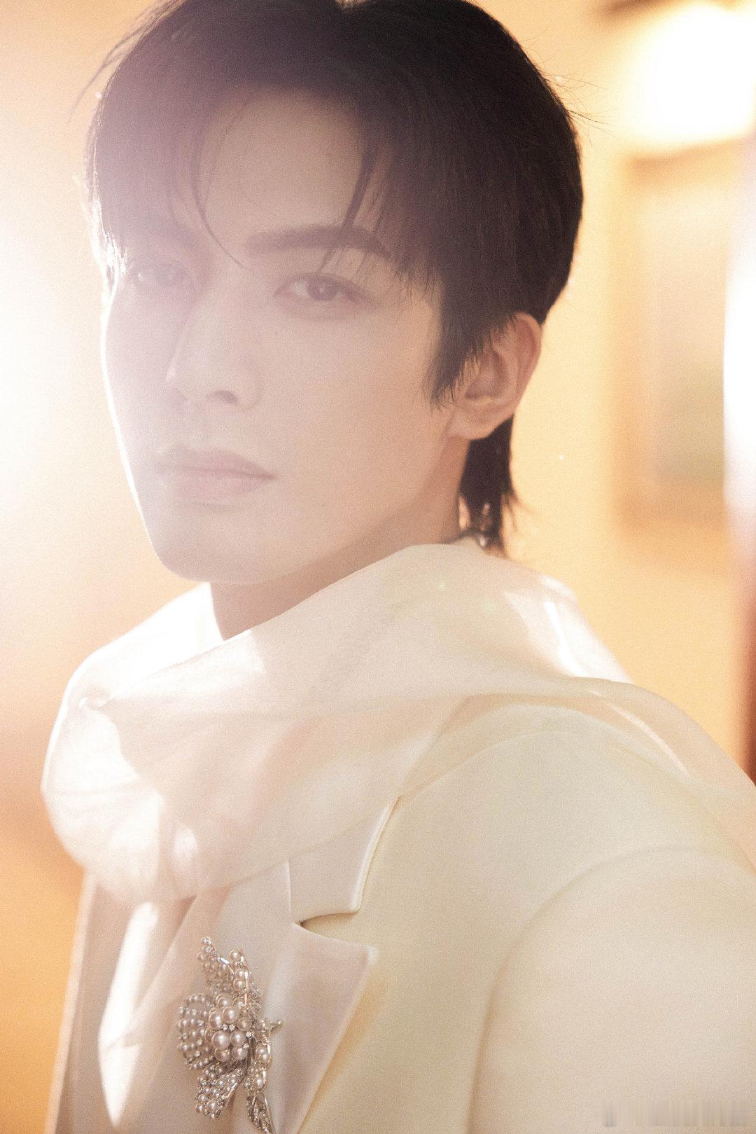 #宋威龙深V白西装# 白色西装搭配深V领口，宋威龙完美地诠释了什么叫做优雅与性感