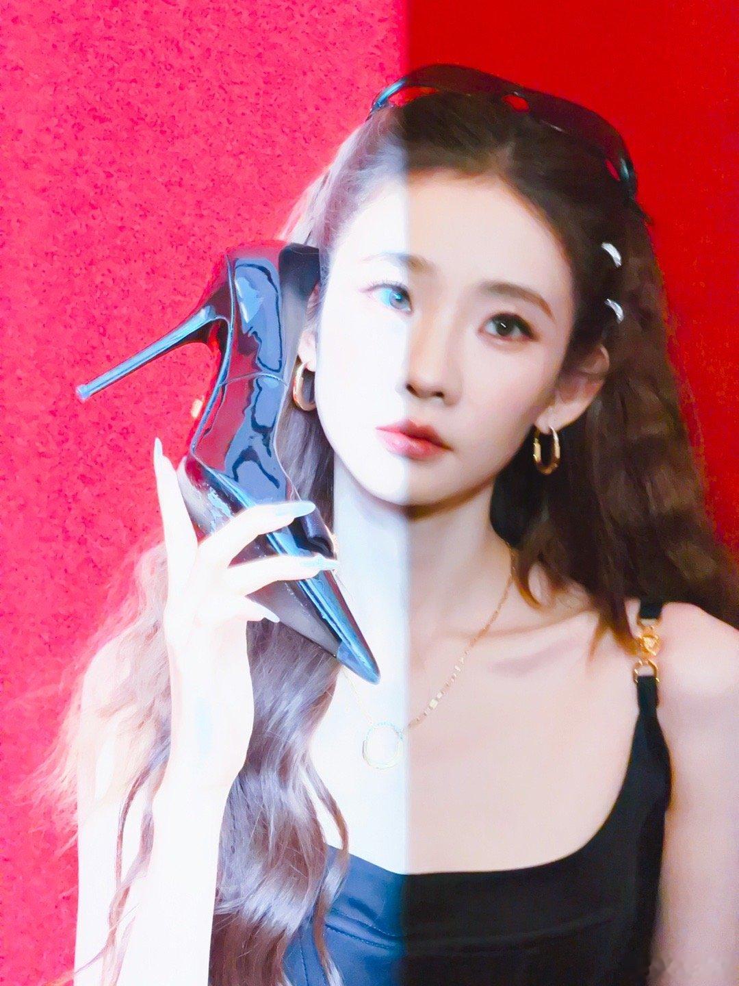 张艺凡也在陪张峻豪胡闹张峻豪的“胡闹病毒”成功传染张艺凡！跨年合作后两人带着舞台