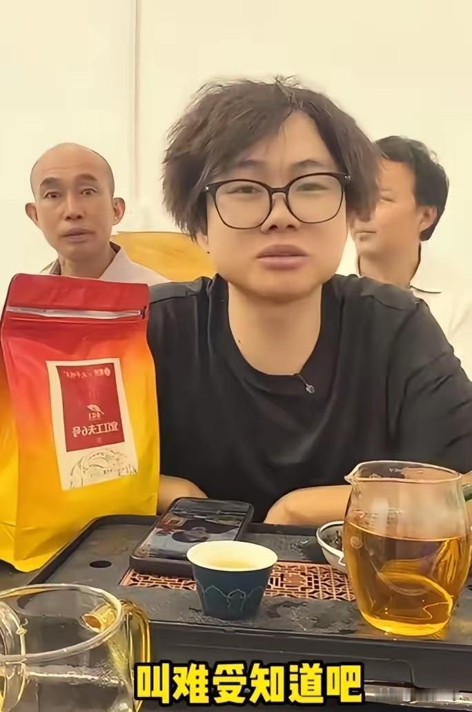 半夜里就开始直播数落别人，这样的事情做得很绝。

子安前几天说起家里的一些事情，