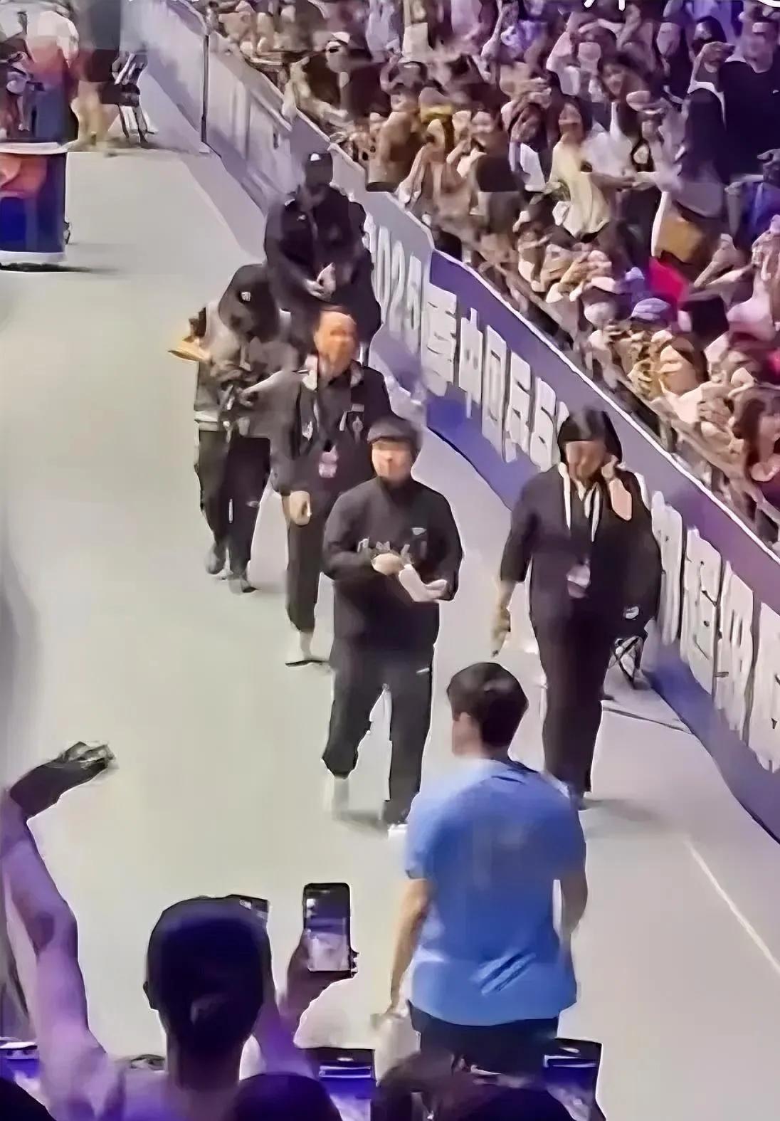 喂，写文章的那些人，如果在一个空旷场地，就孙颖莎和樊振东俩人迎面走来，没打招呼，