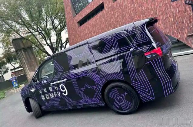 懂车之道讯 懂车之道快讯，网络上曝光了鸿蒙智行首款MPV谍照，新车将会是鸿蒙智行