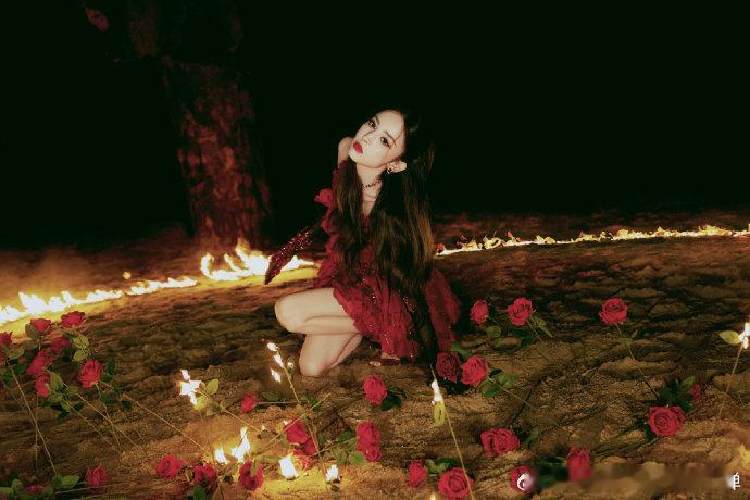 娜扎 这是真煽风点火  娜扎无疑是带刺红玫瑰的具象呈现，她美得令人窒息，攻击性十