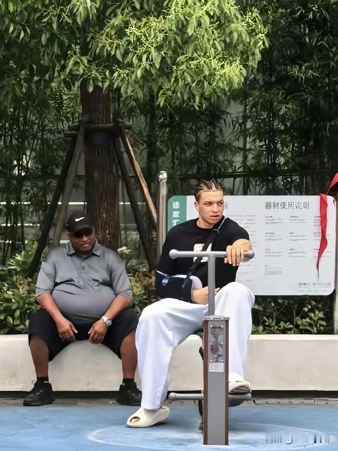 总决赛G3场，上海男篮确定仍然是双外援出战，洛夫顿没有跟随球队出征客场。他的肩伤