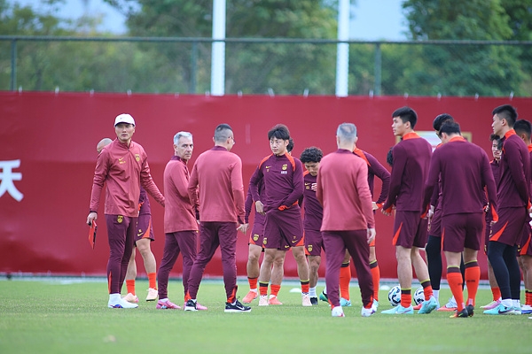 北青：国足计划安排3场热身赛 国脚们一天两练感到训练强度较大