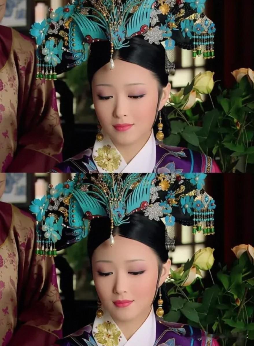 同样是繁复华丽的旗头，华妃这款从没人被嘲贪多贪足。
 
同色系大旗头配色统一不违