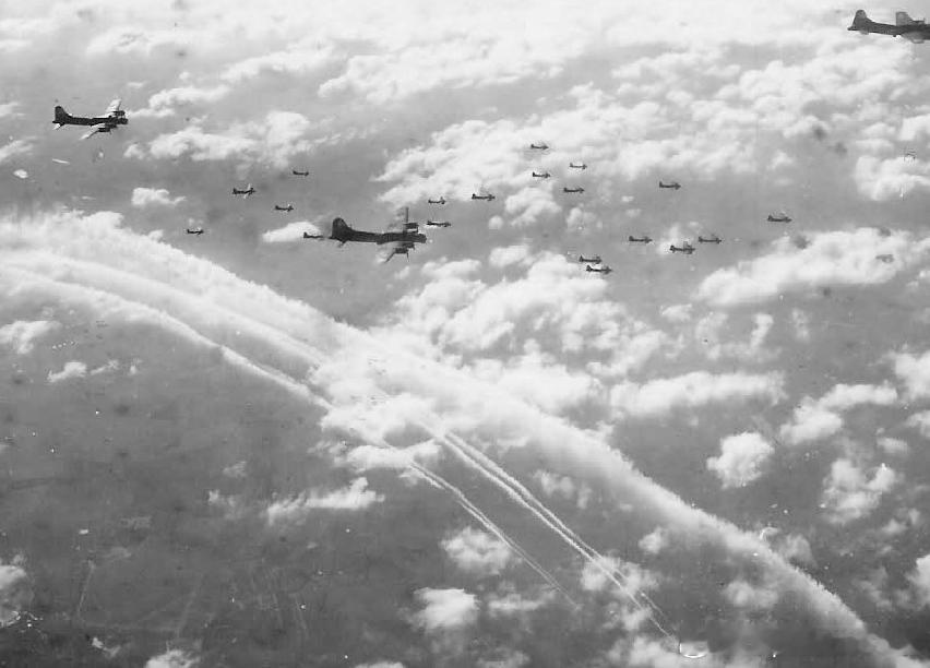 1944年3月6日美国空军B-17轰炸机在柏林郊区Erkner埃尔克纳上空军事历