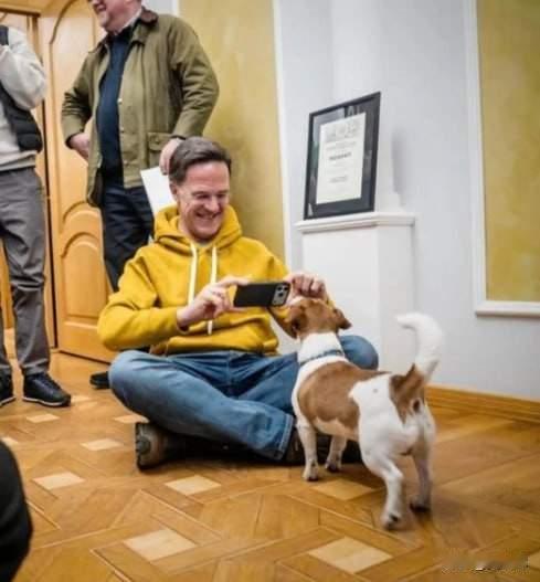 谁是吕特面前那只乌克兰不投降狗？
北约秘书长吕特近期访问基辅，对着乌克兰知名排雷