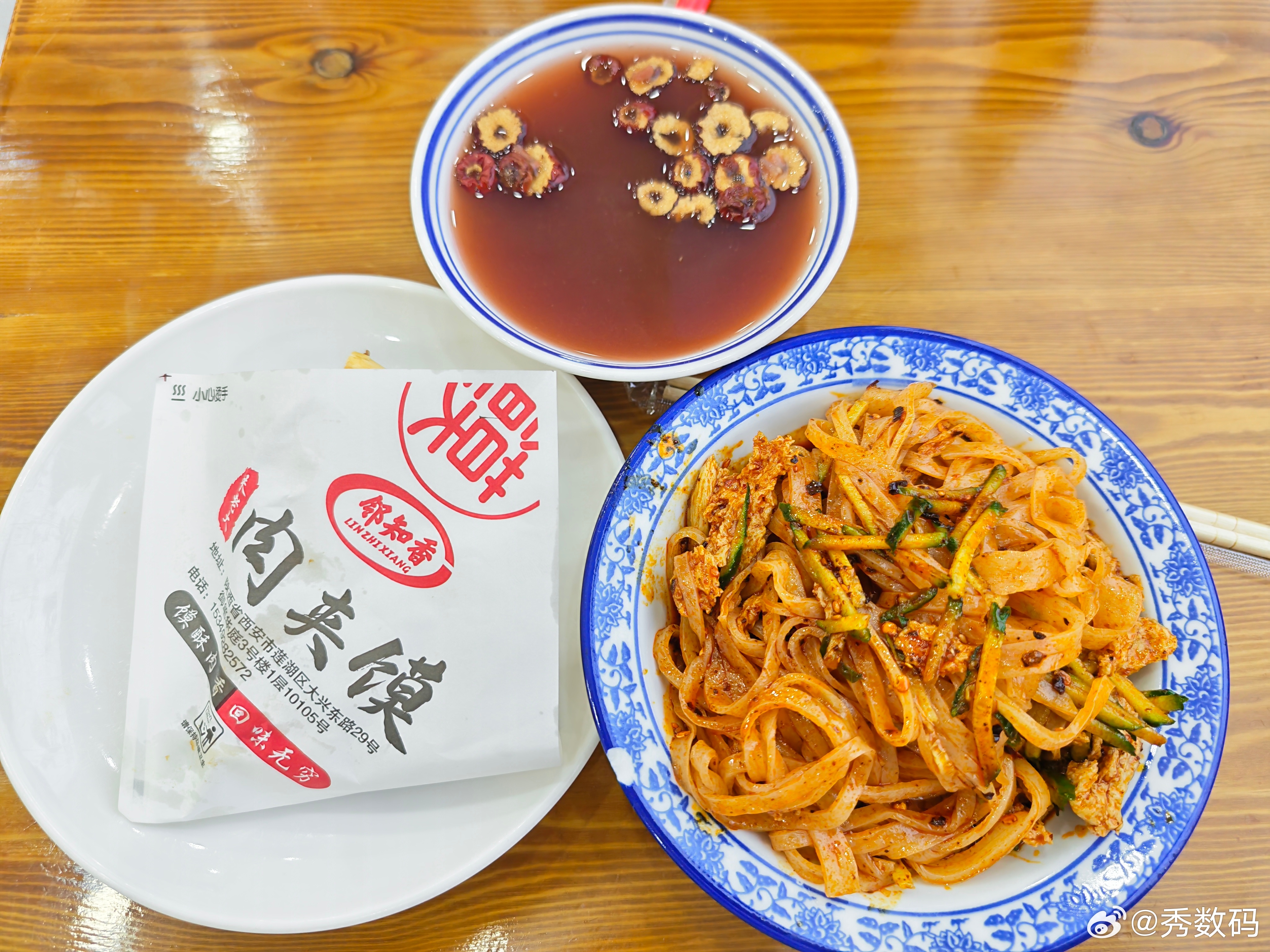 今下午吃三秦套餐，已经不喝饮料了，把冰峰换成了红豆稀饭，还是陕西美食吃着舒服。