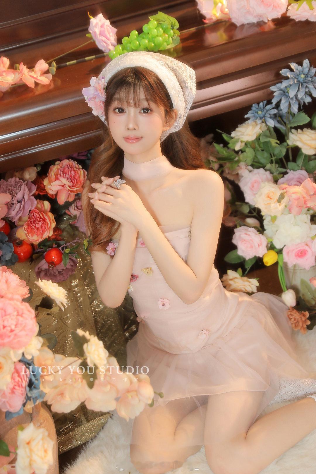 浪漫的花房少女真的很难让人不心动！工作室📍#广州约拍[超话]# #深圳约拍[超