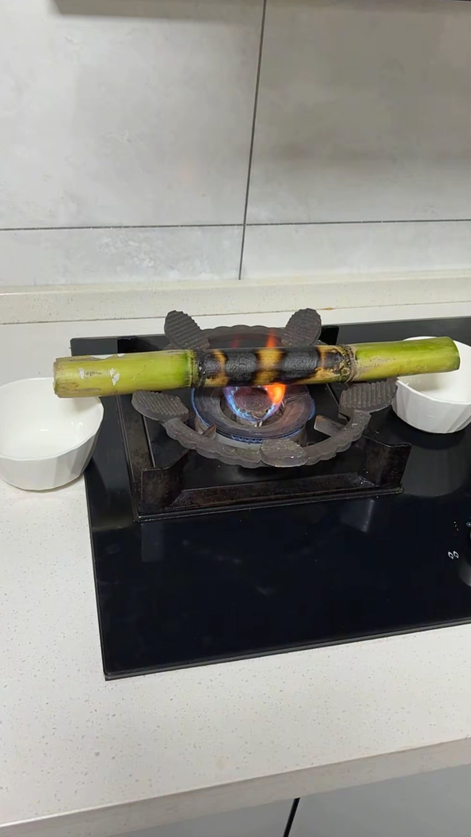 ，甘蔗烤着吃，止咳，我记得小时候我们咳嗽没那么复杂，就是热咳和寒咳，寒咳就吃烤的