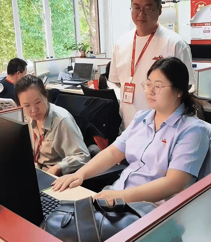 领导发现女子在睡觉，岂不知女子早已有十全的应对措施……