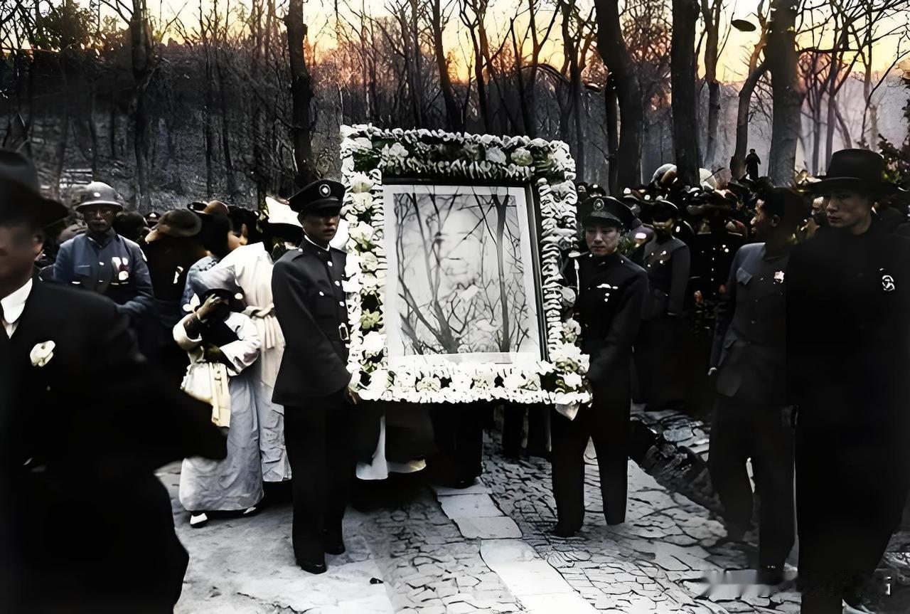 1946年3月17日，风雨交加，戴笠所乘飞机失事，这位充满争议、掌控军统的关键人