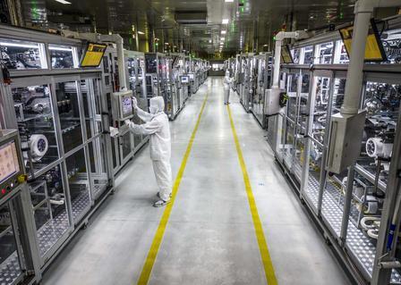 固态电池赛道炸了：国标刚落地，中国又牵头拿下全球首个国际标准
固态电池这个赛道，
