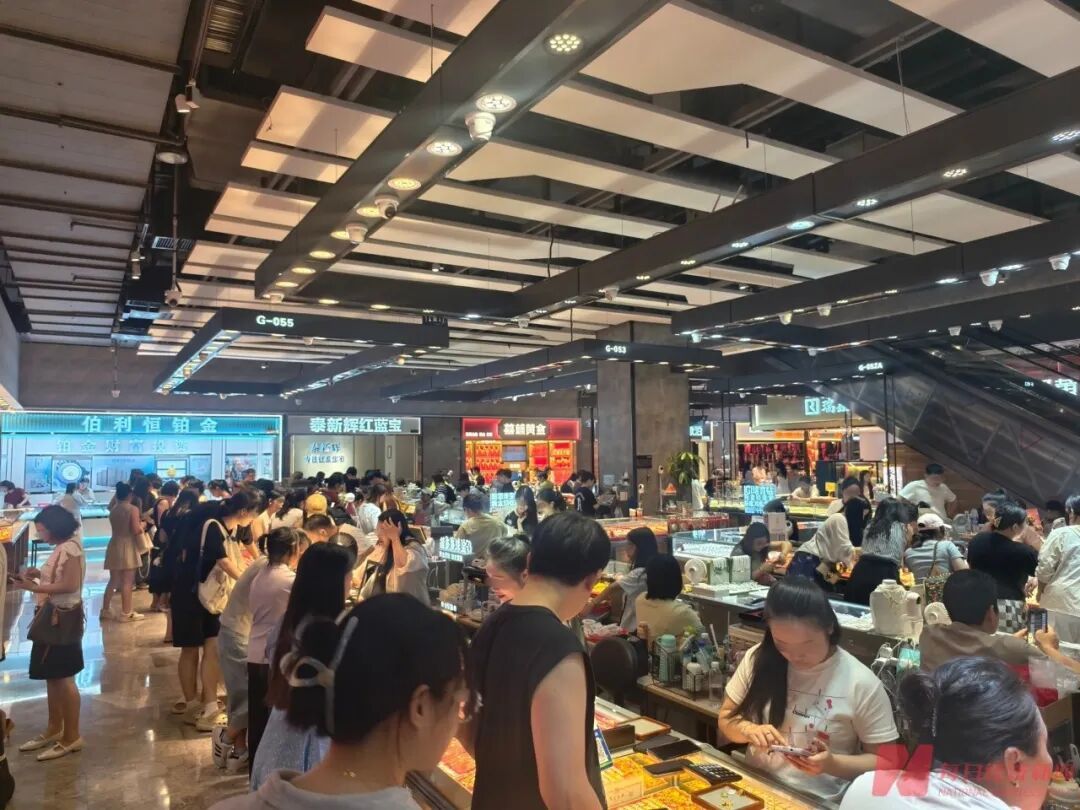 【#金价上涨水贝又挤满人#】据每日经济新闻：金价在持续多日下跌后迎来了回暖。“近