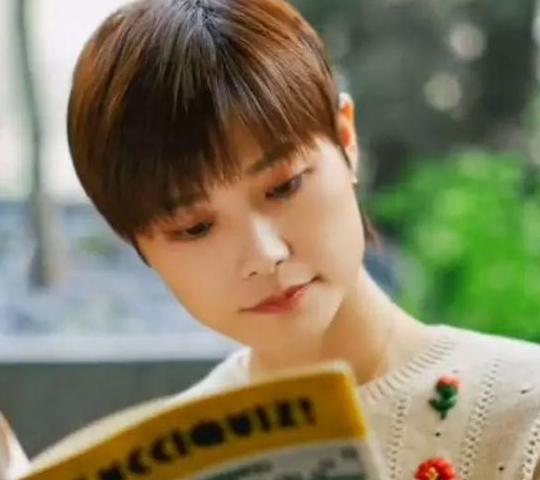 李宇春在音乐上有哪些创新李宇春在音乐上的创新有五点：1.融合科技与音乐。2.用创