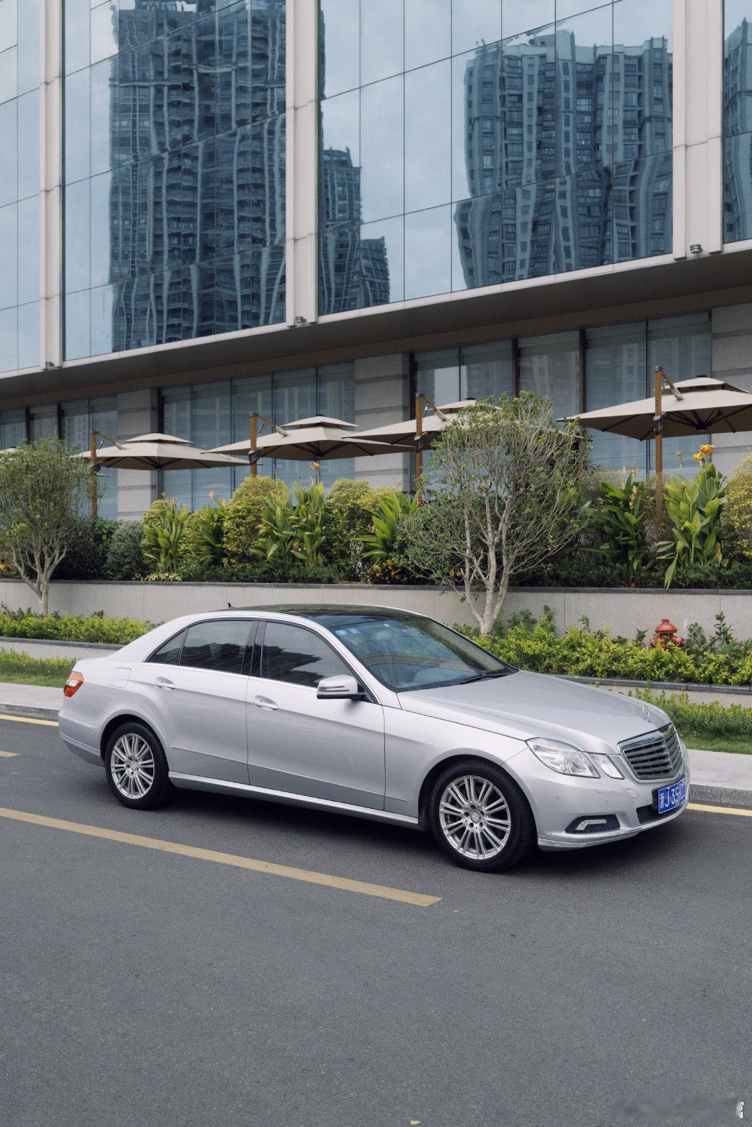 两台行政轿车2009 梅赛德斯奔驰 E300 W212 优雅 标轴2013 宝马